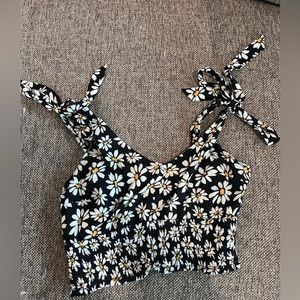 Cute Hollister daisy crop top